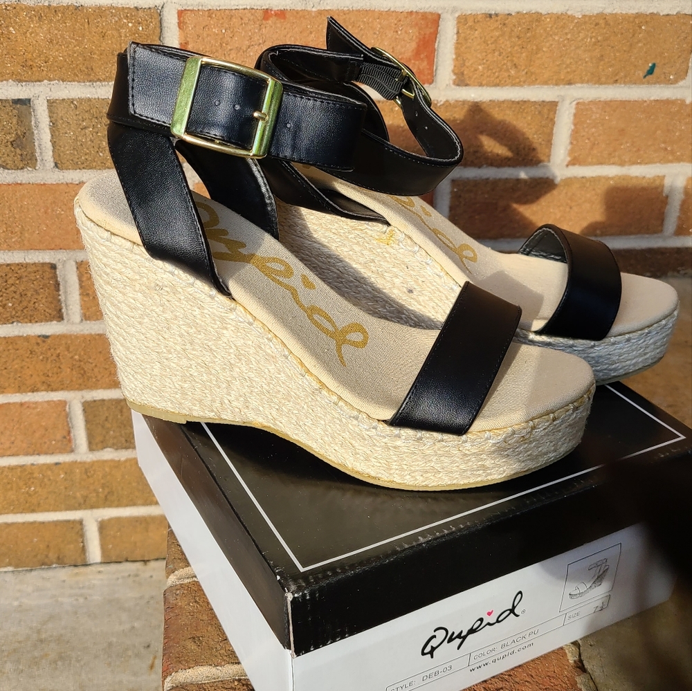 Qupid wedge sandal size 7.5 black